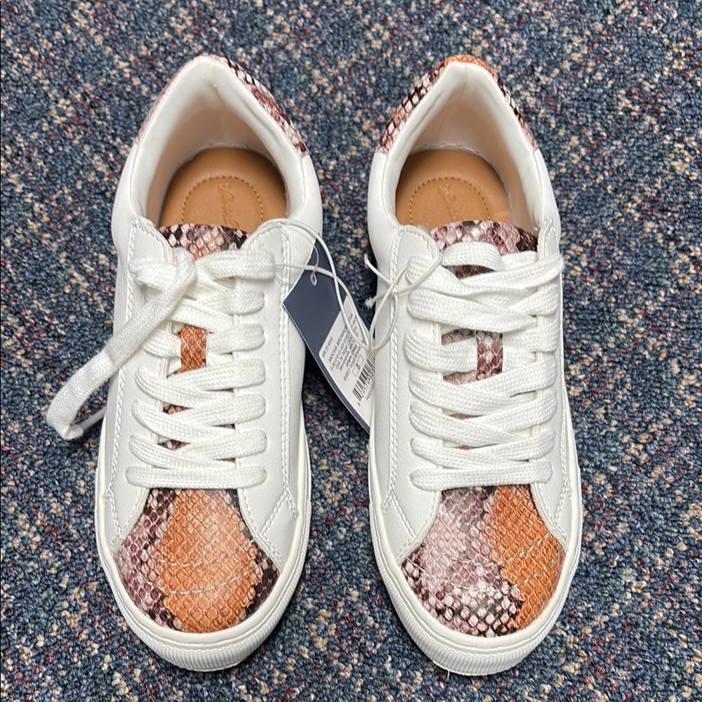NWT Universal Thread White and Orange Sneakers with Fashionable Accents size 5 - Picture 2 of 16